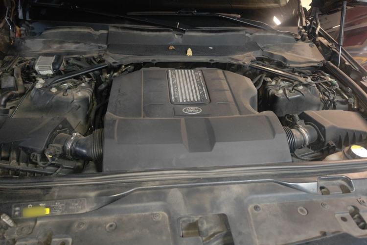 Used Land Rover Discovery 2019 3.0 SC V6 SE Engine Bay