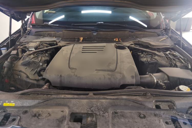Used Land Rover Discovery 2019 2.0T SE Engine Bay