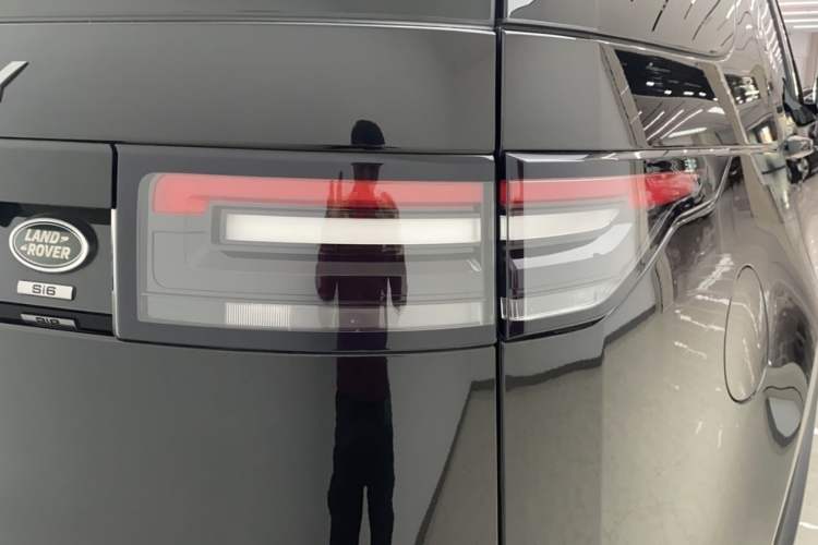 Used Land Rover Discovery 2019 3.0 SC V6 SE Exterior 7