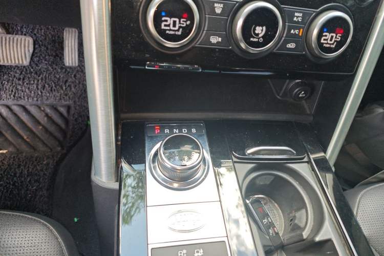 Used Land Rover Discovery 2019 3.0 SC V6 HSE Gear Lever