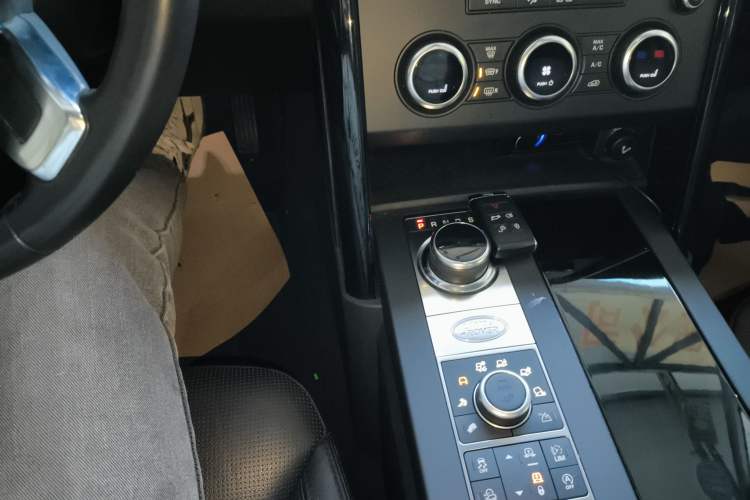 Used Land Rover Discovery 2019 3.0 SC V6 SE Gear Lever
