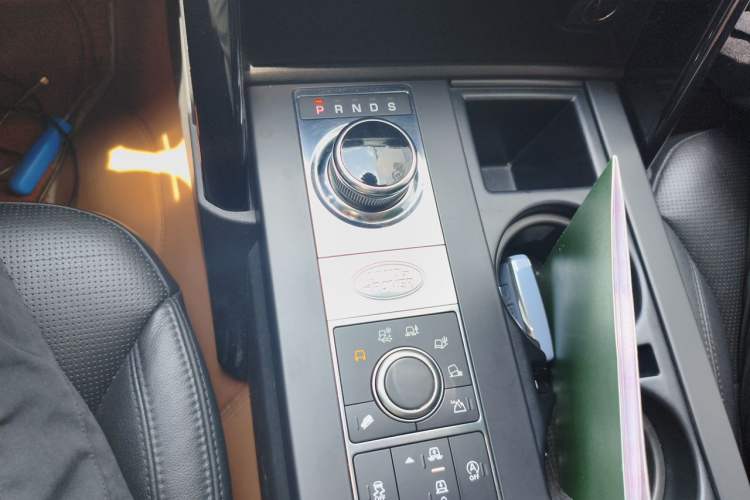 Used Land Rover Discovery 2019 3.0 SC V6 SE Gear Lever