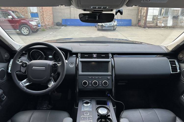 Used Land Rover Discovery 2019 3.0 SC V6 SE Interior 1