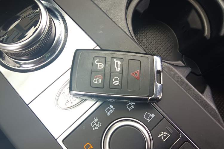 Used Land Rover Discovery 2019 3.0 SC V6 SE Interior 1