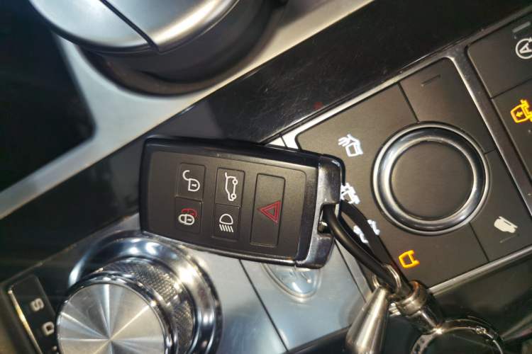 Used Land Rover Discovery 2019 2.0T SE Interior 1