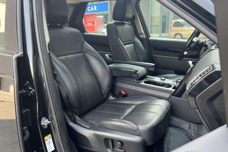 Used Land Rover Discovery 2019 3.0 SC V6 SE Interior 10
