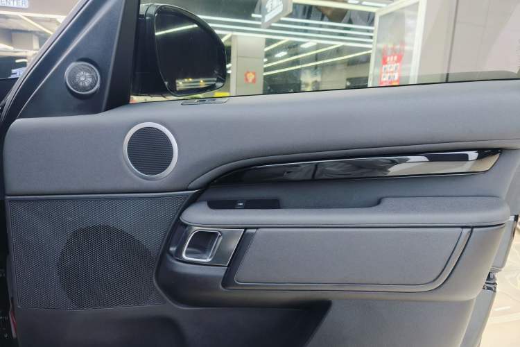 Used Land Rover Discovery 2019 3.0 SC V6 SE Interior 10