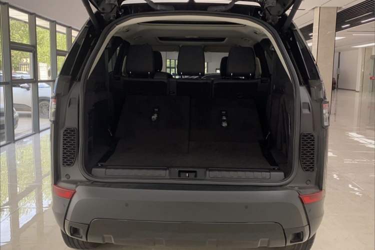Used Land Rover Discovery 2019 3.0 SC V6 SE Interior 10
