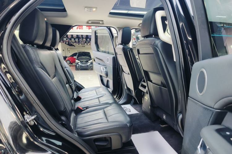 Used Land Rover Discovery 2019 3.0 SC V6 SE Interior 11