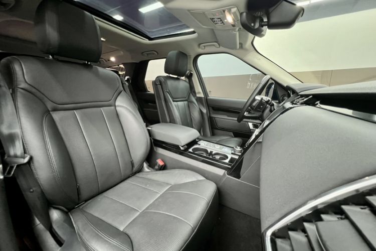 Used Land Rover Discovery 2019 3.0 SC V6 SE Interior 2