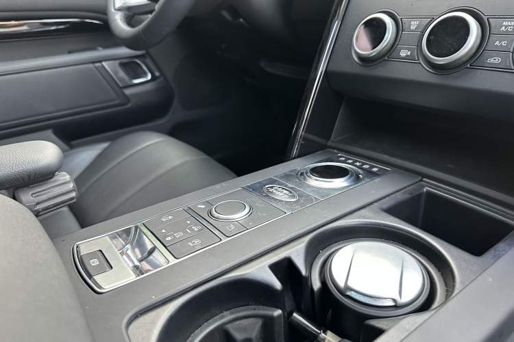 Used Land Rover Discovery 2019 3.0 SC V6 SE Interior 3