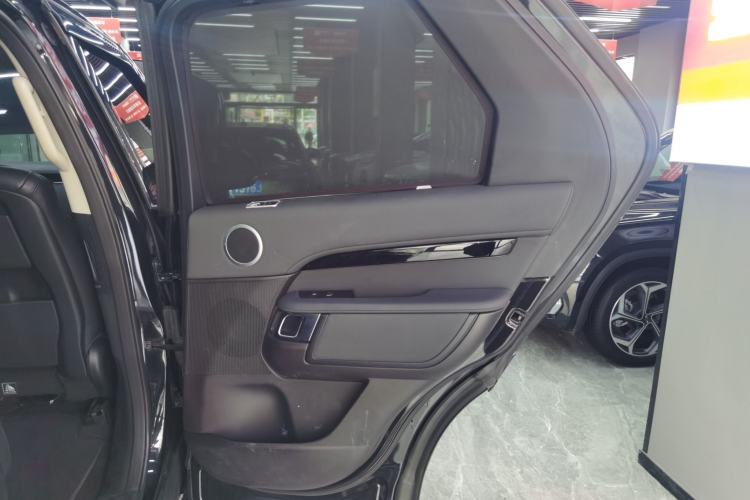 Used Land Rover Discovery 2019 2.0T SE Interior 3