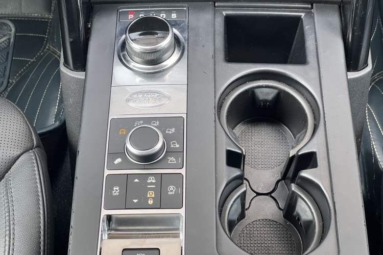 Used Land Rover Discovery 2019 3.0 SC V6 SE Interior 4