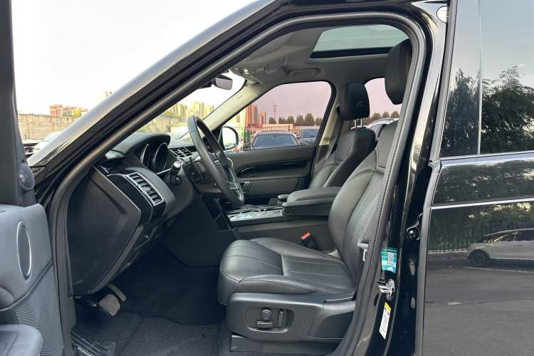 Used Land Rover Discovery 2019 3.0 SC V6 SE Interior 4