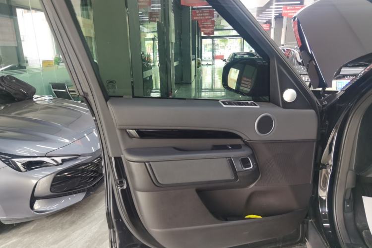 Used Land Rover Discovery 2019 2.0T SE Interior 4