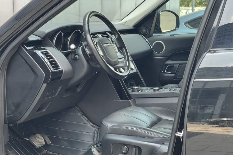 Used Land Rover Discovery 2019 3.0 SC V6 SE Interior 5
