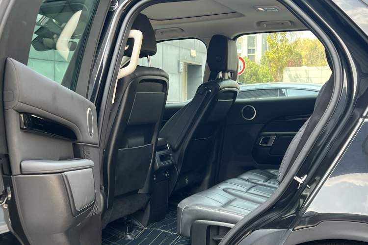 Used Land Rover Discovery 2019 3.0 SC V6 SE Interior 6