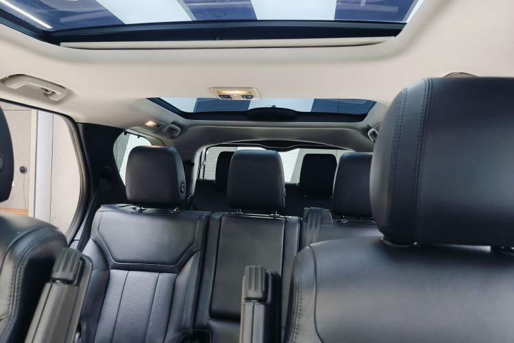 Used Land Rover Discovery 2019 3.0 SC V6 SE Interior 6