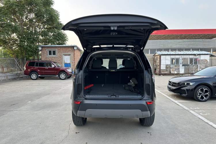 Used Land Rover Discovery 2019 3.0 SC V6 SE Interior 6