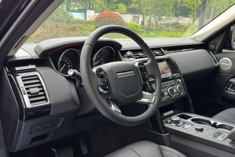 Used Land Rover Discovery 2019 3.0 SC V6 SE Interior 6