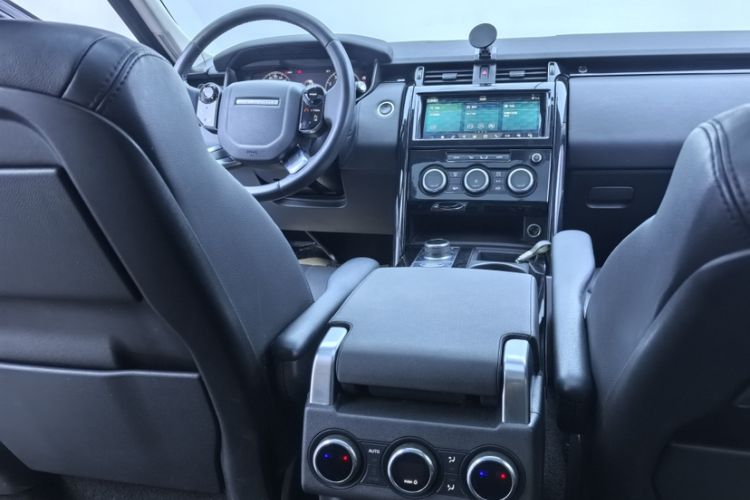 Used Land Rover Discovery 2019 3.0 SC V6 SE Interior 6