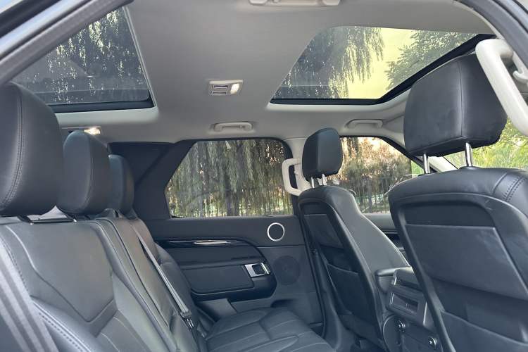 Used Land Rover Discovery 2019 3.0 SC V6 SE Interior 7