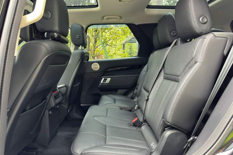 Used Land Rover Discovery 2019 3.0 SC V6 SE Interior 7