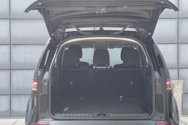 Used Land Rover Discovery 2019 3.0 SC V6 SE Interior 8