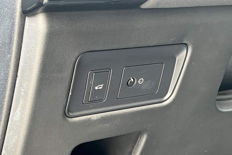 Used Land Rover Discovery 2019 3.0 SC V6 SE Interior 9
