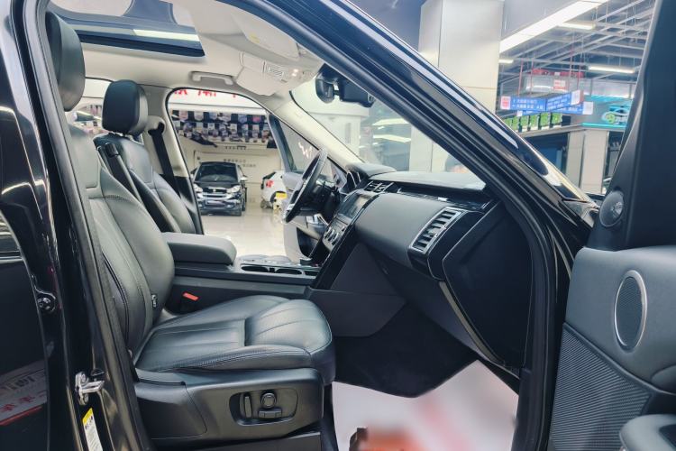 Used Land Rover Discovery 2019 3.0 SC V6 SE Interior 9