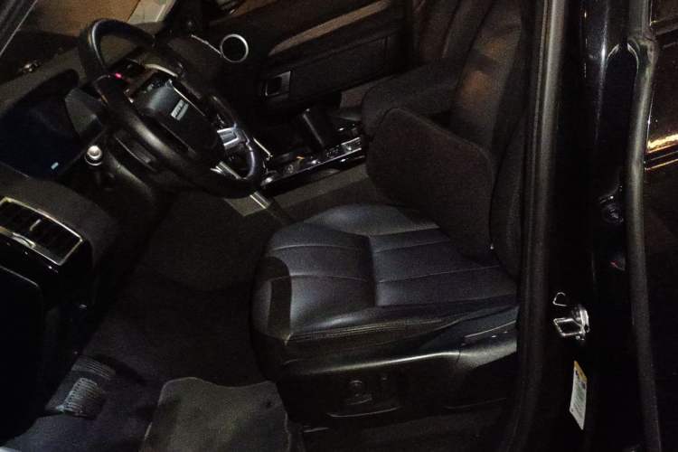 Used Land Rover Discovery 2019 2.0T HSE Left Front Seat