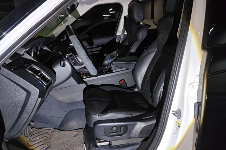 Used Land Rover Discovery 2019 2.0T SE Left Front Seat