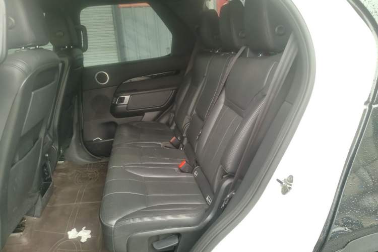 Used Land Rover Discovery 2019 2.0T SE Left Rear Seat