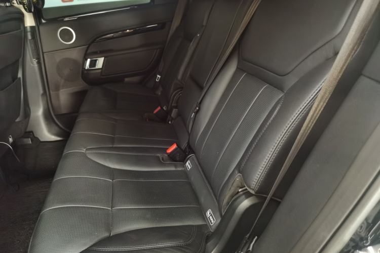 Used Land Rover Discovery 2019 2.0T SE Left Rear Seat