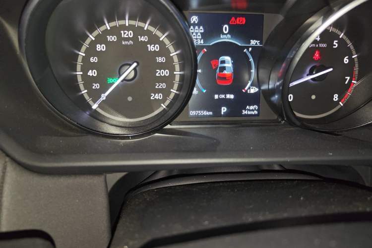 Used Land Rover Discovery 2019 2.0T SE Odometer Close Up