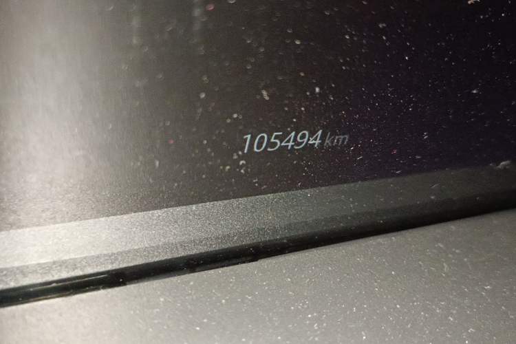 Used Land Rover Discovery 2019 2.0T HSE Odometer Close Up