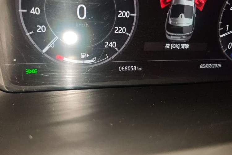 Used Land Rover Discovery 2019 3.0 SC V6 SE Odometer Close Up
