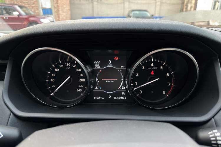 Used Land Rover Discovery 2019 3.0 SC V6 SE Odometer Close Up