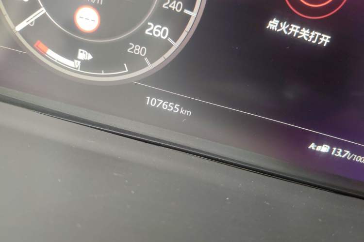 Used Land Rover Discovery 2019 2.0T HSE Odometer Close Up
