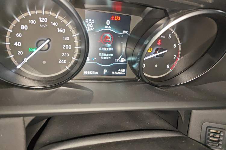 Used Land Rover Discovery 2019 2.0T SE Odometer Close Up
