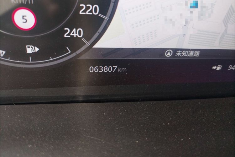 Used Land Rover Discovery 2019 2.0T HSE Odometer Close Up