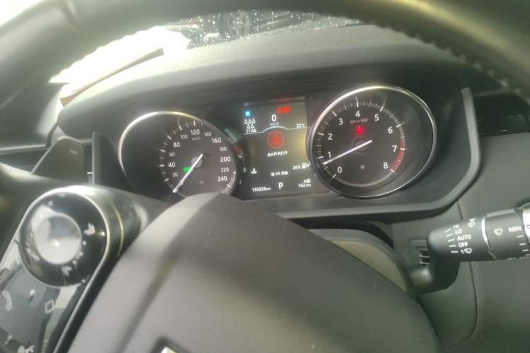 Used Land Rover Discovery 2019 2.0T SE Odometer Close Up