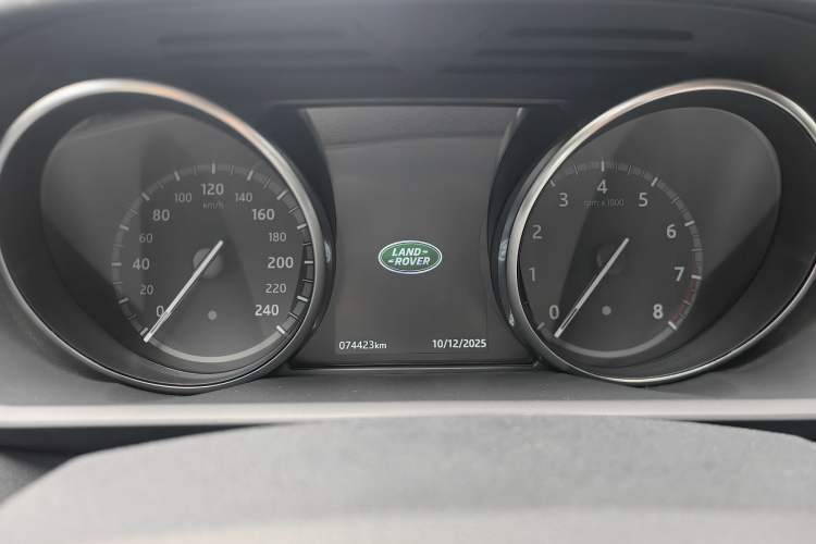 Used Land Rover Discovery 2019 3.0 SC V6 SE Odometer Close Up