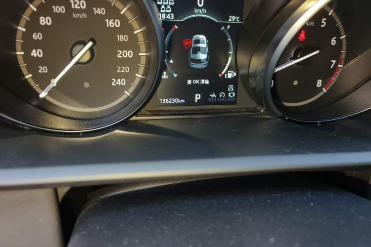 Used Land Rover Discovery 2019 3.0 SC V6 SE Odometer Close Up