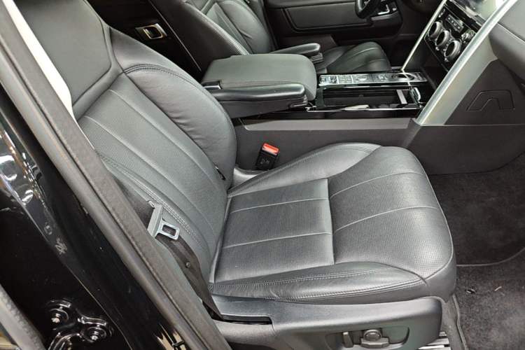 Used Land Rover Discovery 2019 3.0 SC V6 HSE Right Front Seat