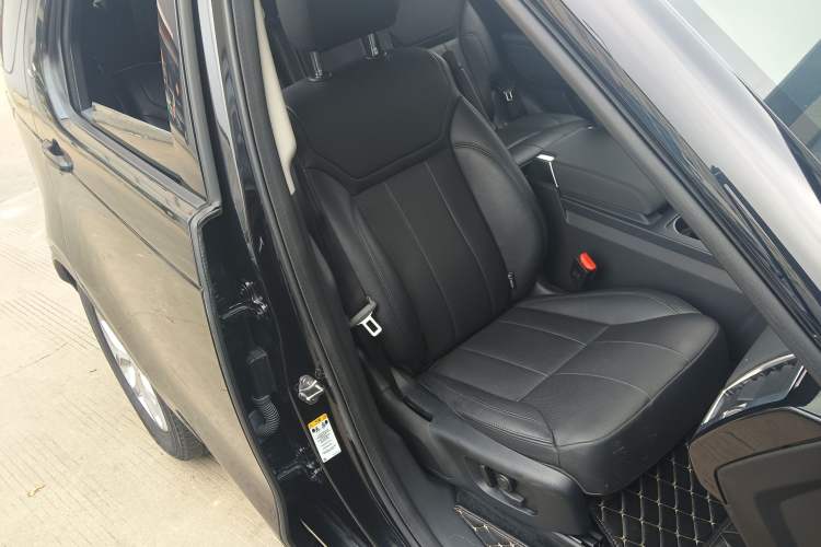 Used Land Rover Discovery 2019 3.0 SC V6 SE Right Front Seat