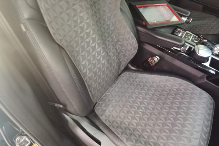 Used Land Rover Discovery 2019 2.0T SE Right Front Seat