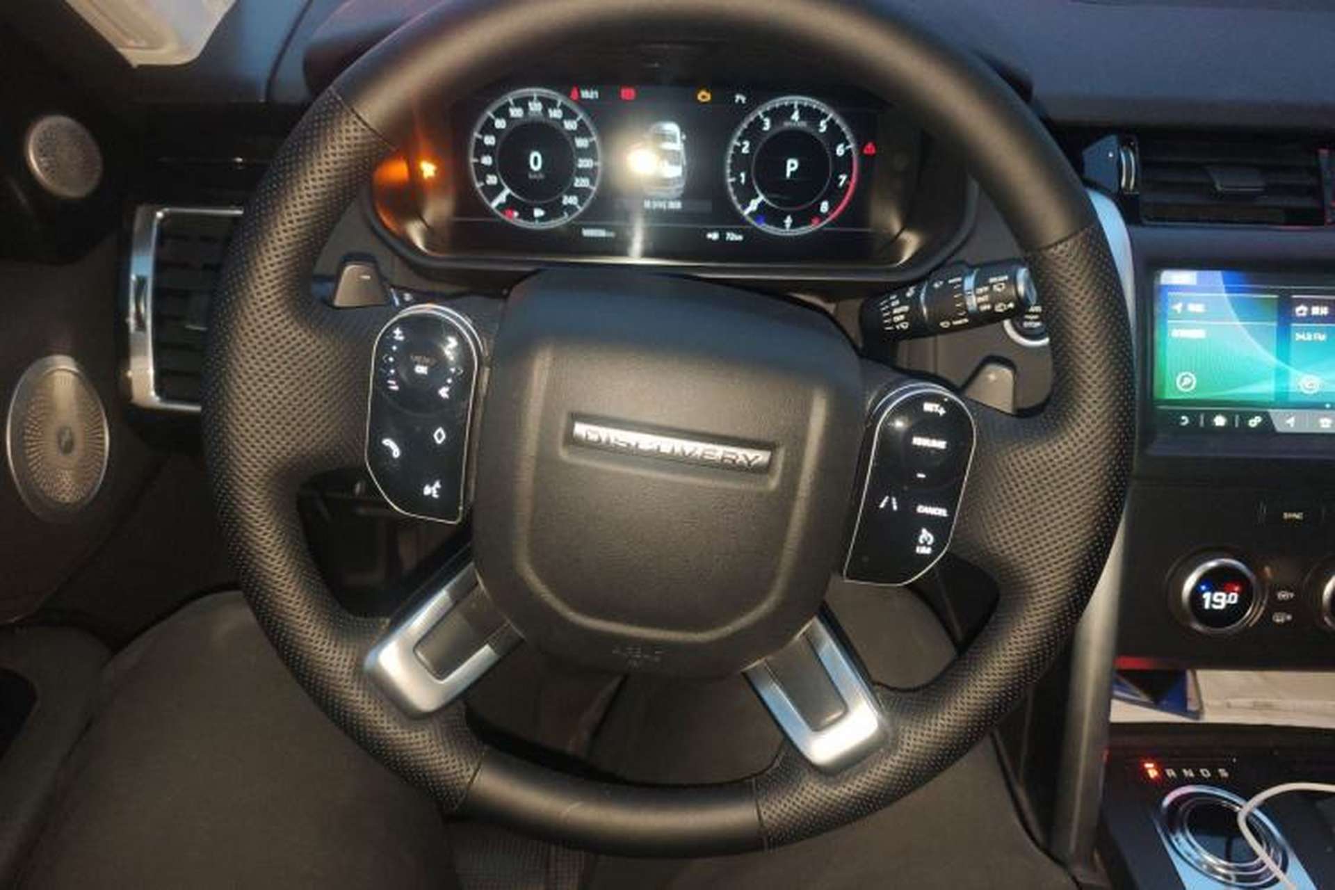 Used Land Rover Discovery 2019 3.0 SC V6 SE Steering Wheel
