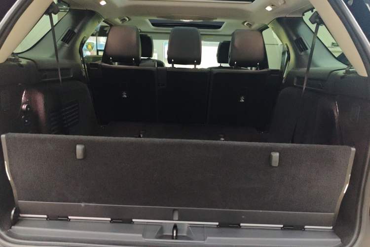 Used Land Rover Discovery 2019 3.0 SC V6 HSE Trunk