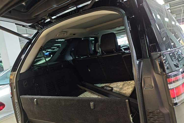 Used Land Rover Discovery 2019 3.0 SC V6 HSE Trunk